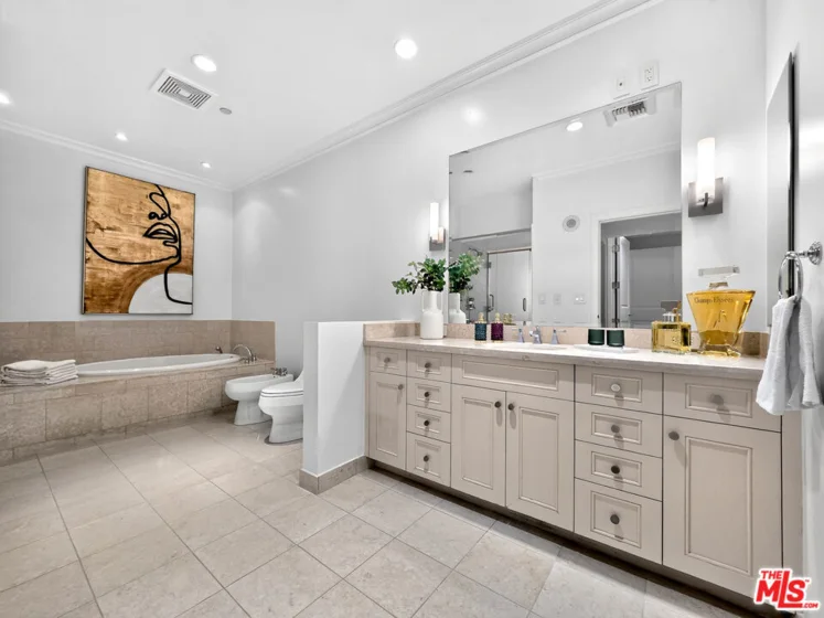 10727 Wilshire Boulevard #404 photo 28