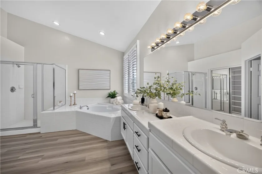 40221 Colony photo 27