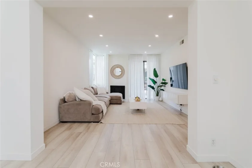 1305 N Columbus Avenue #204 photo 9
