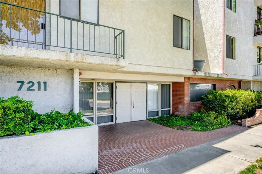 7211 Cozycroft Avenue #16 photo 2