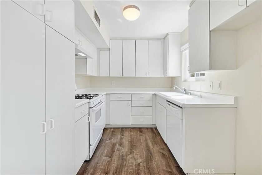 22139 Burbank Boulevard #7 photo 12