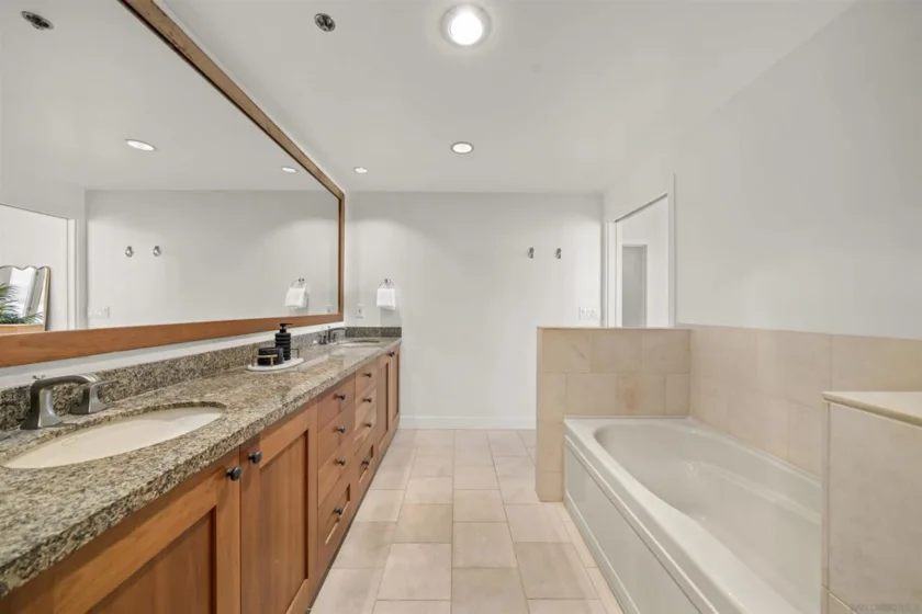 700 W Harbor #2501 photo 38