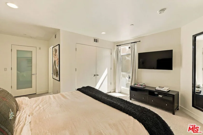 8703 W West Knoll Drive #104 photo 14