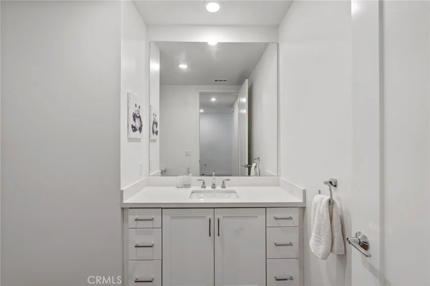 4600 Rivington photo 22