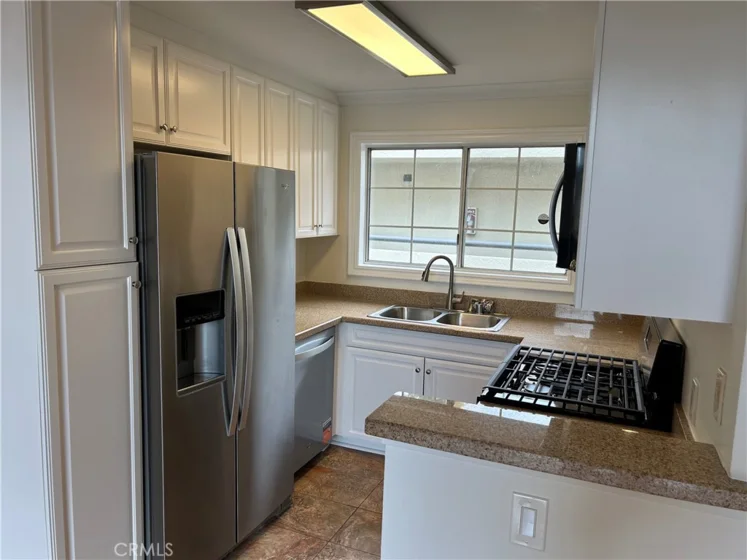 21520 Burbank #303 photo 5
