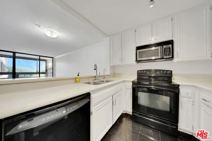 121 S Hope Street #429 photo 3