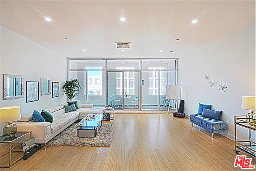 3810 Wilshire #402 photo 1