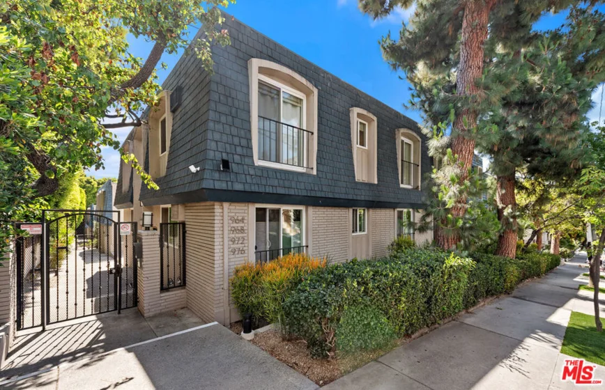 964 Larrabee Street #102 photo 1
