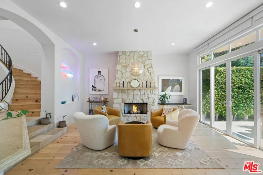 23947 De Ville Way photo 1