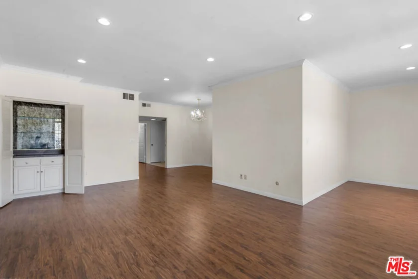 822 S Windsor Boulevard #102 photo 39