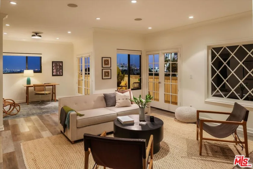 1133 N Clark Street #203 photo 1