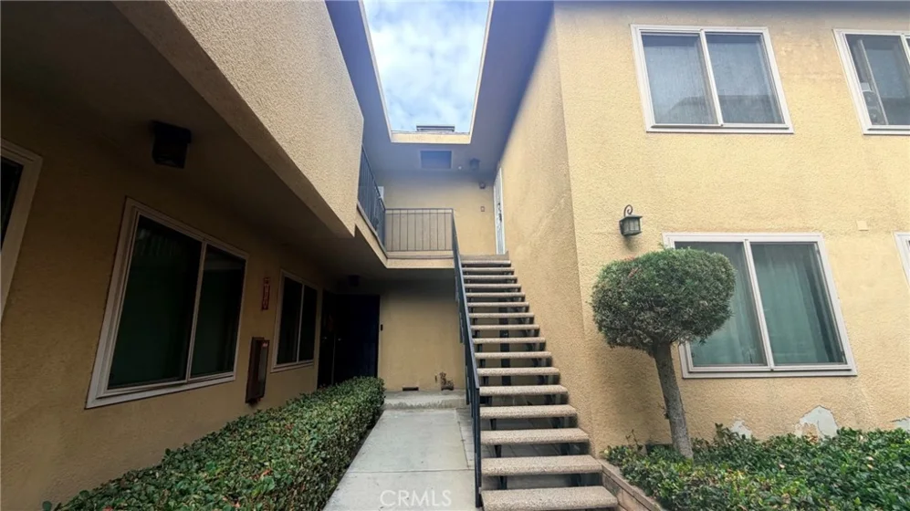 110 E Hillcrest photo 1