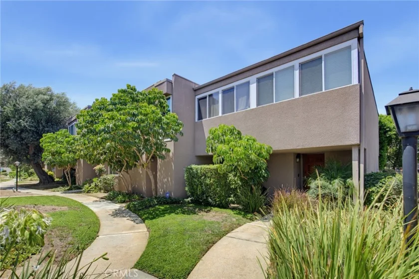 18134 Killion Street #4 photo 1