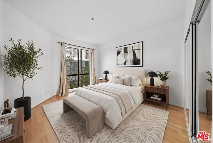 533 S St Andrews Place #203 photo 3