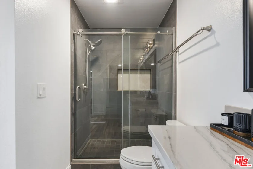 2385 Roscomare Road #E17 photo 4