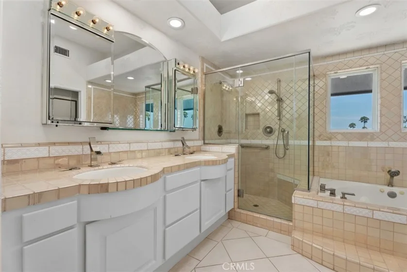2600 Newport photo 19