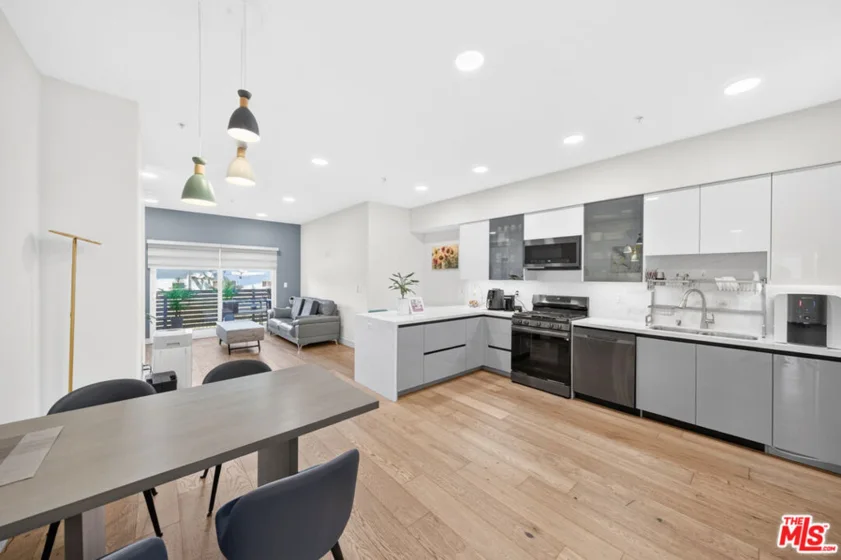 820 S Wilton Place #201 photo 37