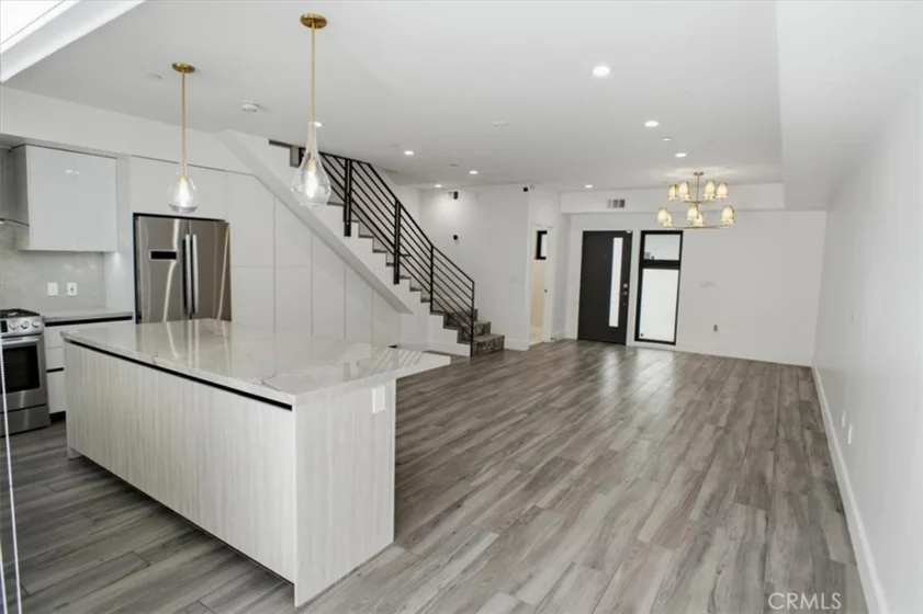 829 N Martel #4 photo 11