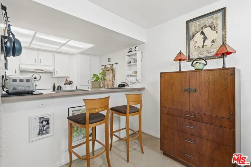 906 N Doheny Drive #221 photo 11
