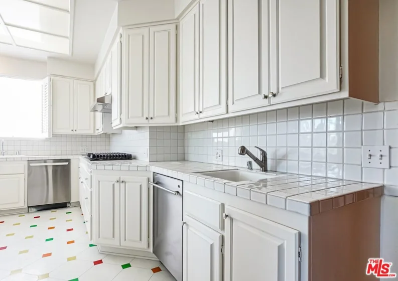 1220 Roxbury Drive #302 photo 14