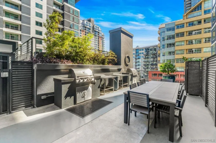 425 W Beech Street #805 photo 25
