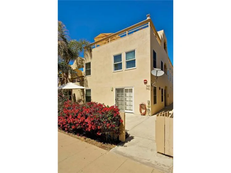 746 Isthmus Court photo 1