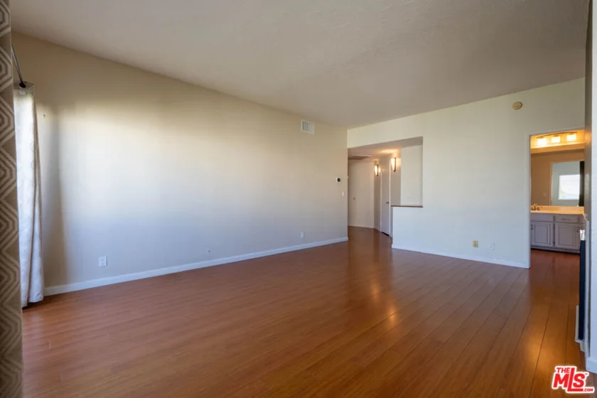 5135 Zelzah Avenue #305 photo 16
