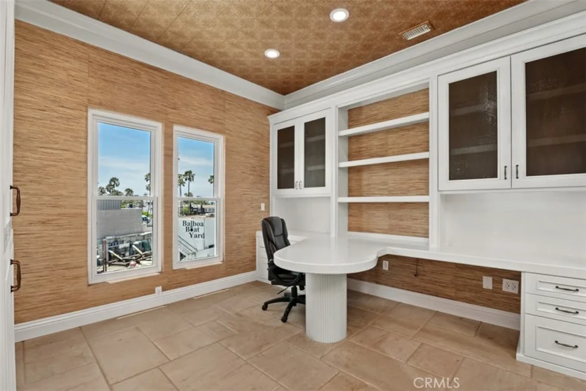2600 Newport photo 15