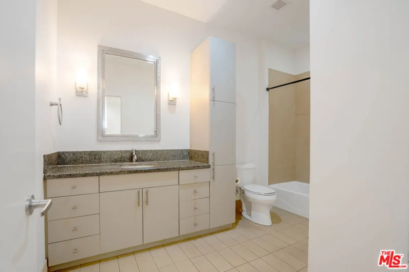 3810 Wilshire Boulevard #1911 photo 4