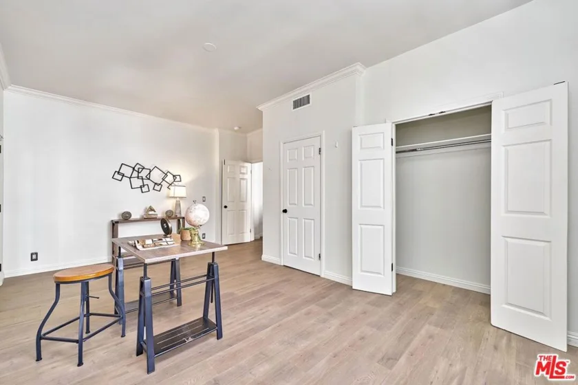 420 S Barrington Avenue #102 photo 8