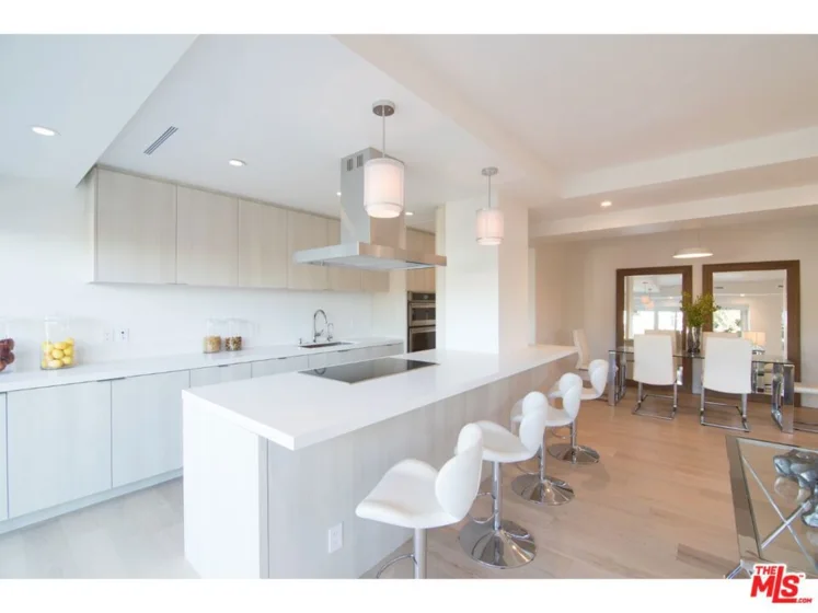 838 N Doheny Drive #302 photo 2