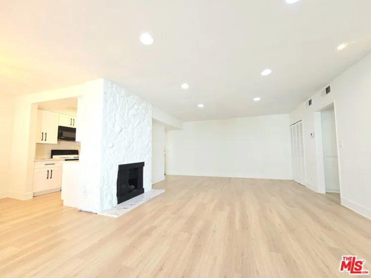 1262 S Barrington Avenue #204 photo 28