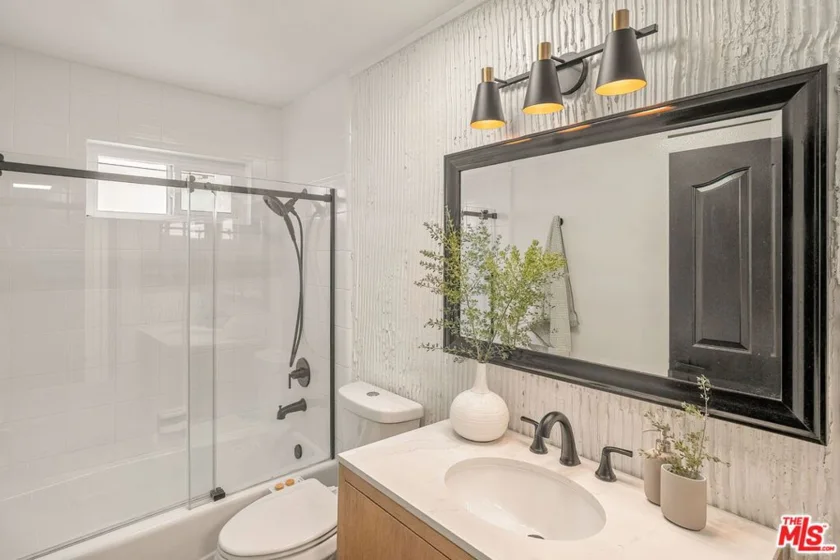 1160 Granville Avenue #104 photo 14