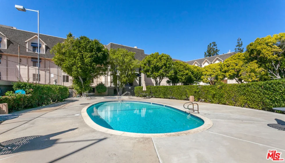 2385 Roscomare Road #D17 photo 6