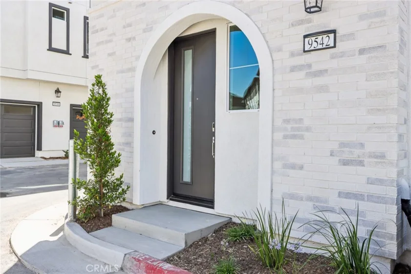 9542 Hannah Way photo 2
