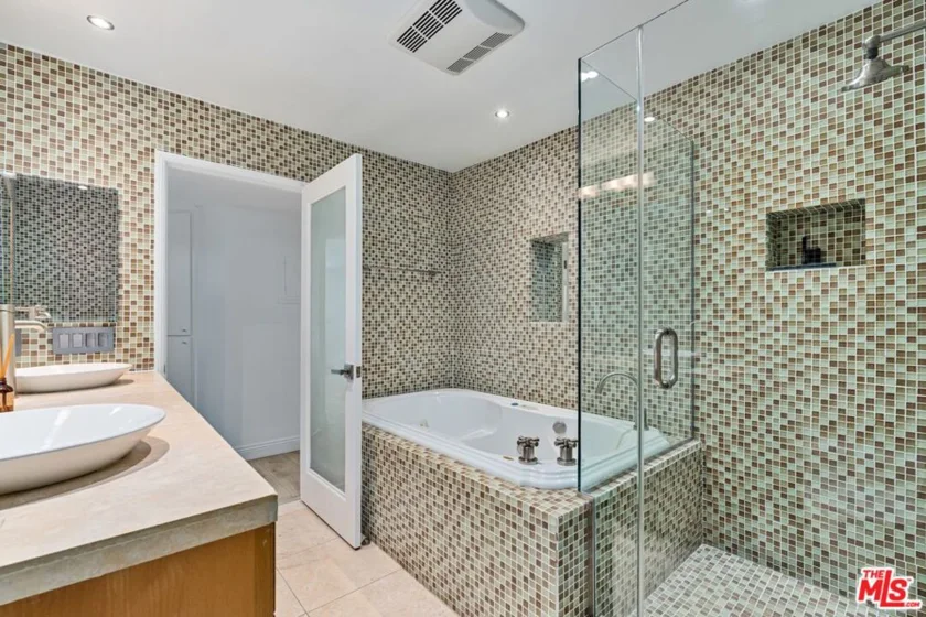 1129 Larrabee Street #8 photo 23