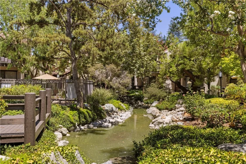 5711 Owensmouth #125 photo 38