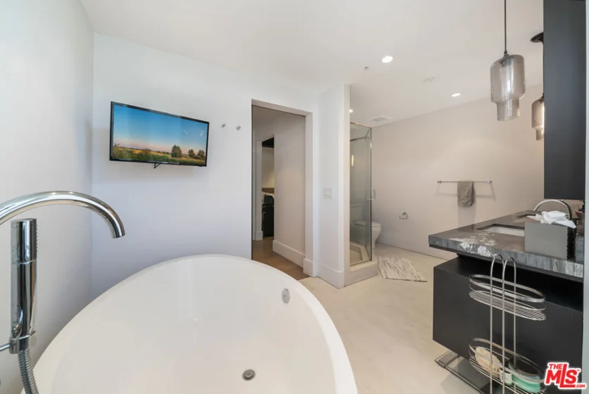 960 N Doheny Drive #301 photo 29