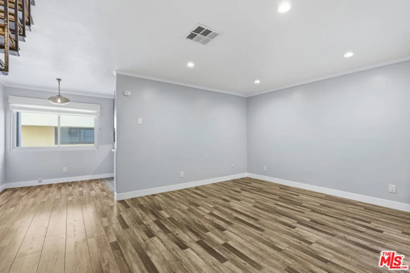 141 W Hillcrest Boulevard #2 photo 20