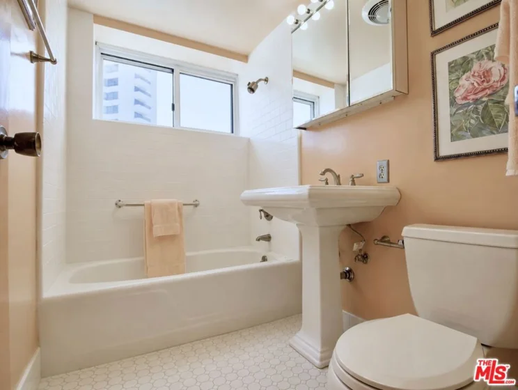 10450 Wilshire Boulevard #10J photo 28