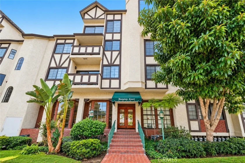 17914 Magnolia Boulevard #135 photo 2