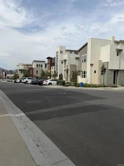 444 Bunsen Street photo 48