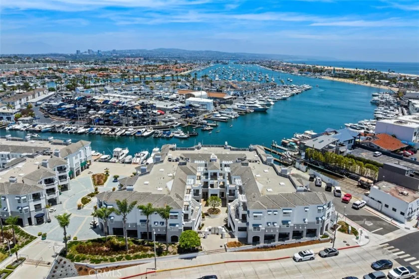 2600 Newport photo 3