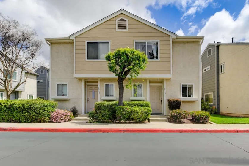 2563 Kings View Circle photo 1