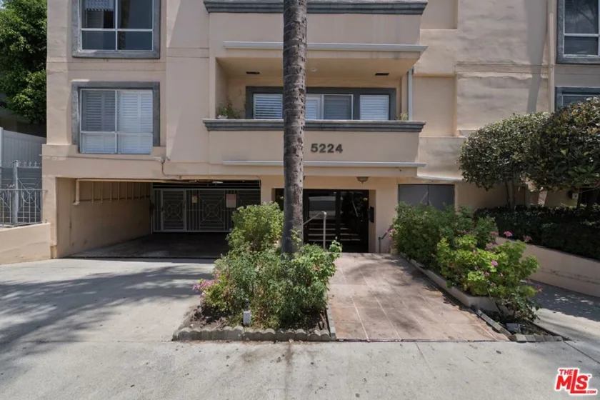 5224 Zelzah Avenue #209 photo 27