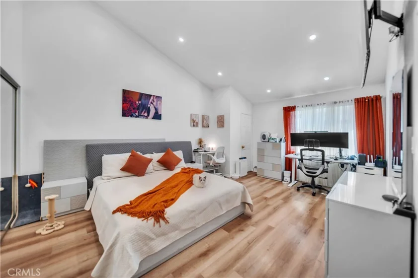 13412 Burbank photo 12