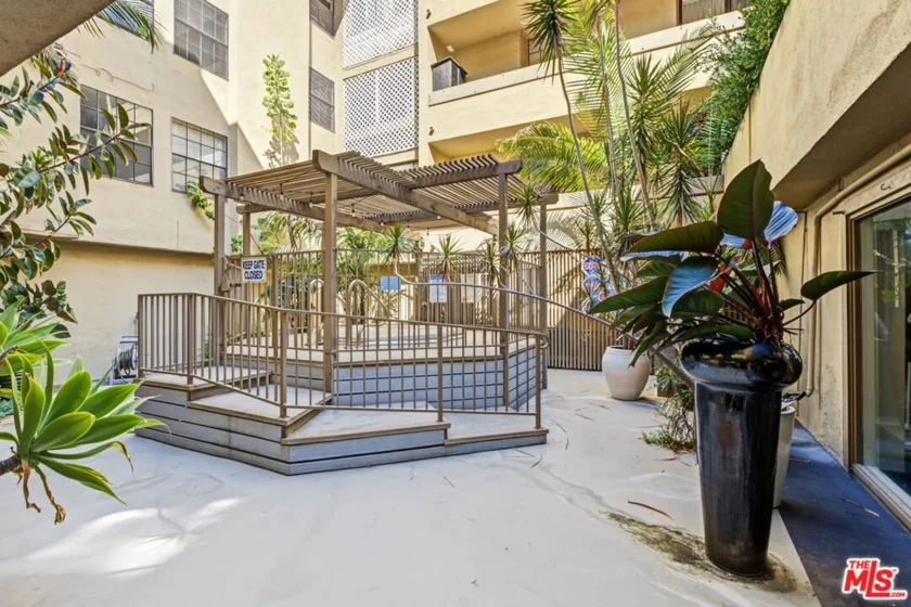740 N Kings Road #314 photo 32