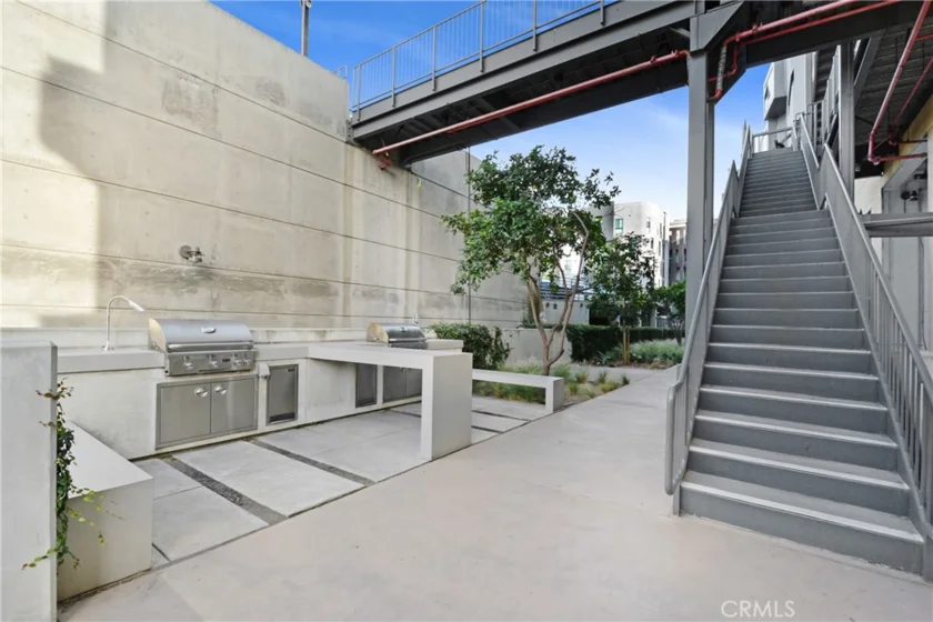 200 N San Fernando photo 12