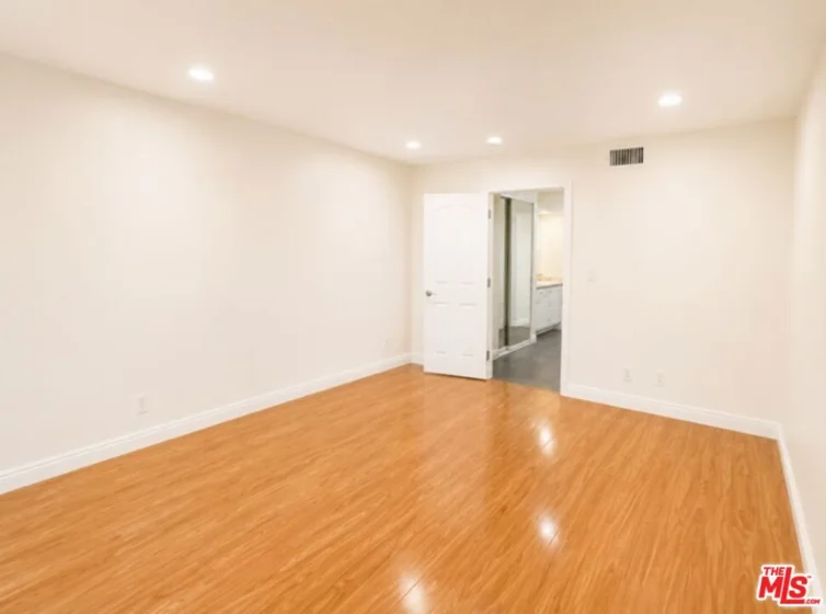 5009 Woodman Avenue #202 photo 5