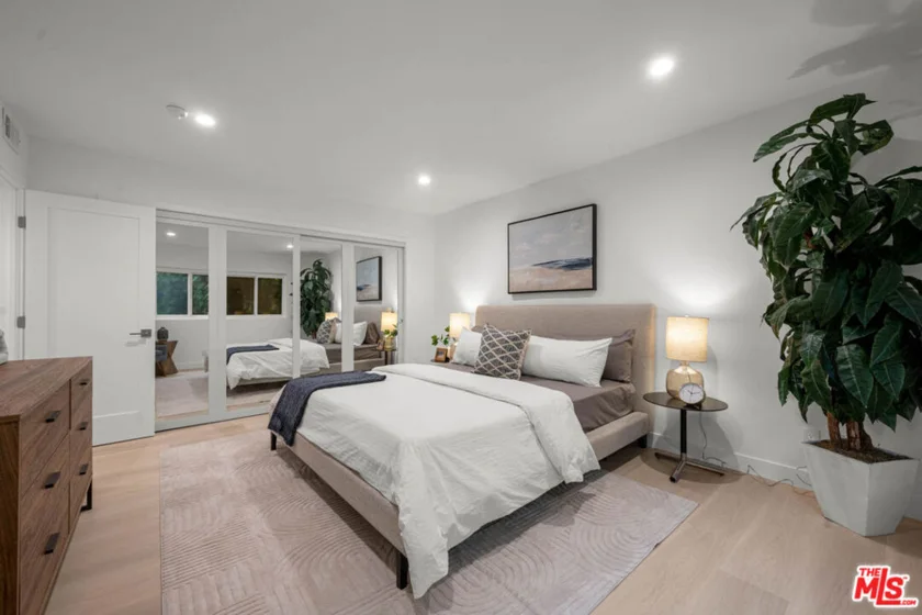 5301 Yarmouth Avenue #2 photo 3
